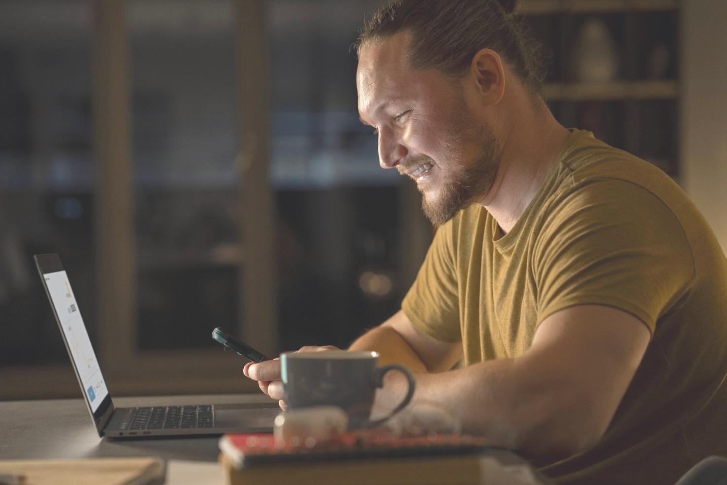Studierende bei der Finanzplanung mit Dokumenten und Laptop