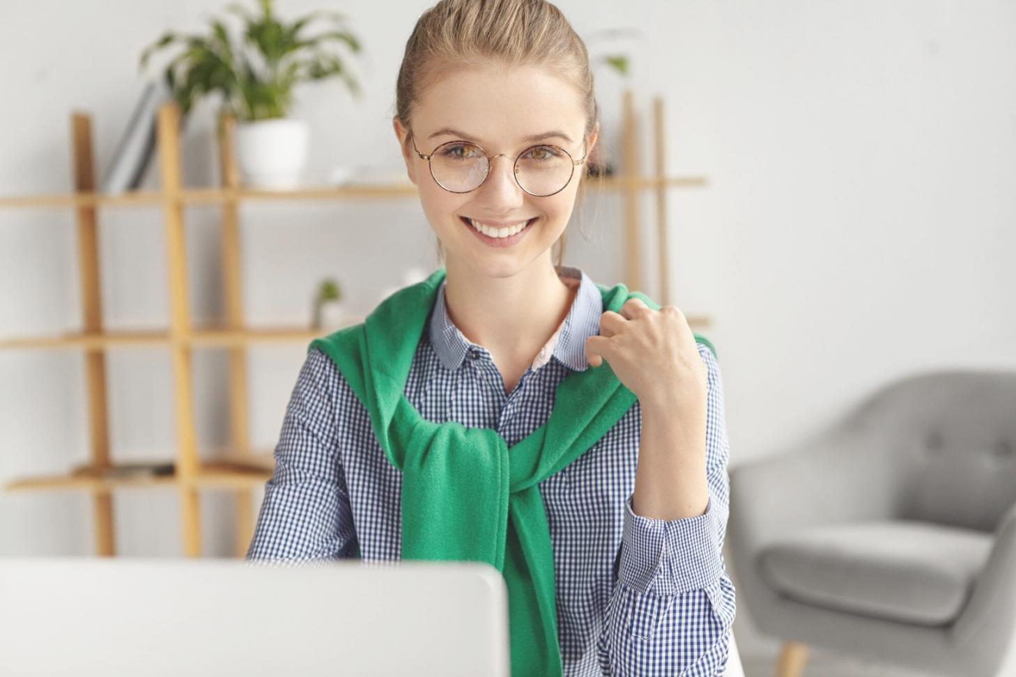 Finanzanalyst arbeitet mit komplexen Datenmodellen am Computer