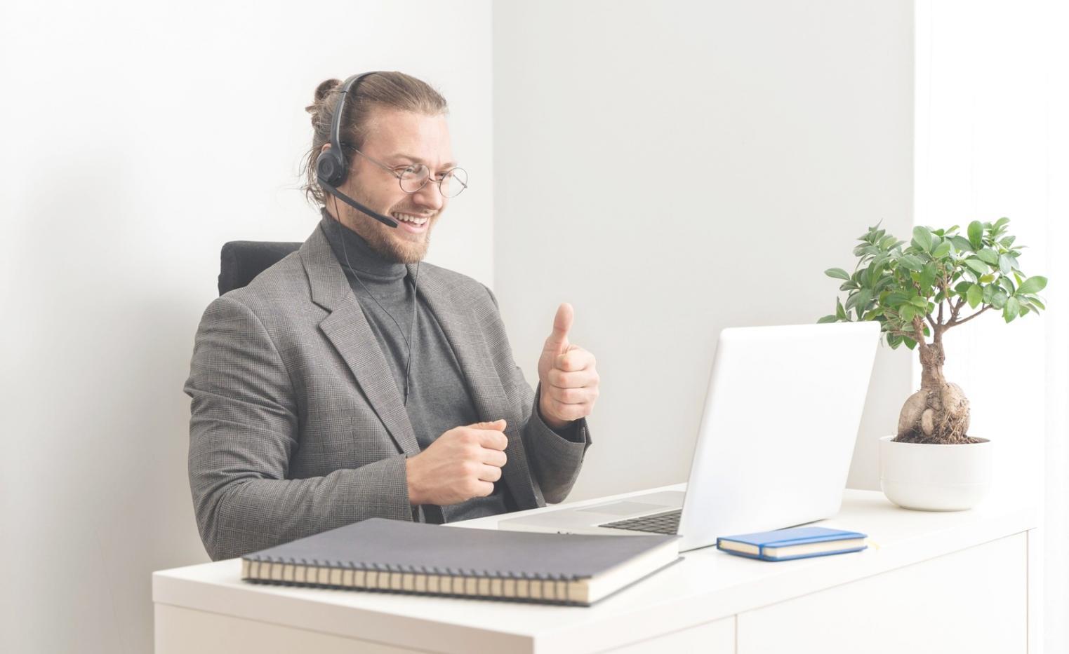 Finanzanalyst arbeitet mit komplexen Datenmodellen und Trendanalysen