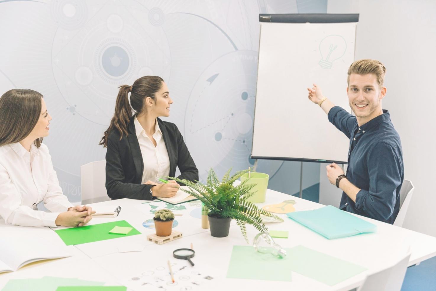 Workshop-Situation mit Teilnehmern bei der Modellerstellung