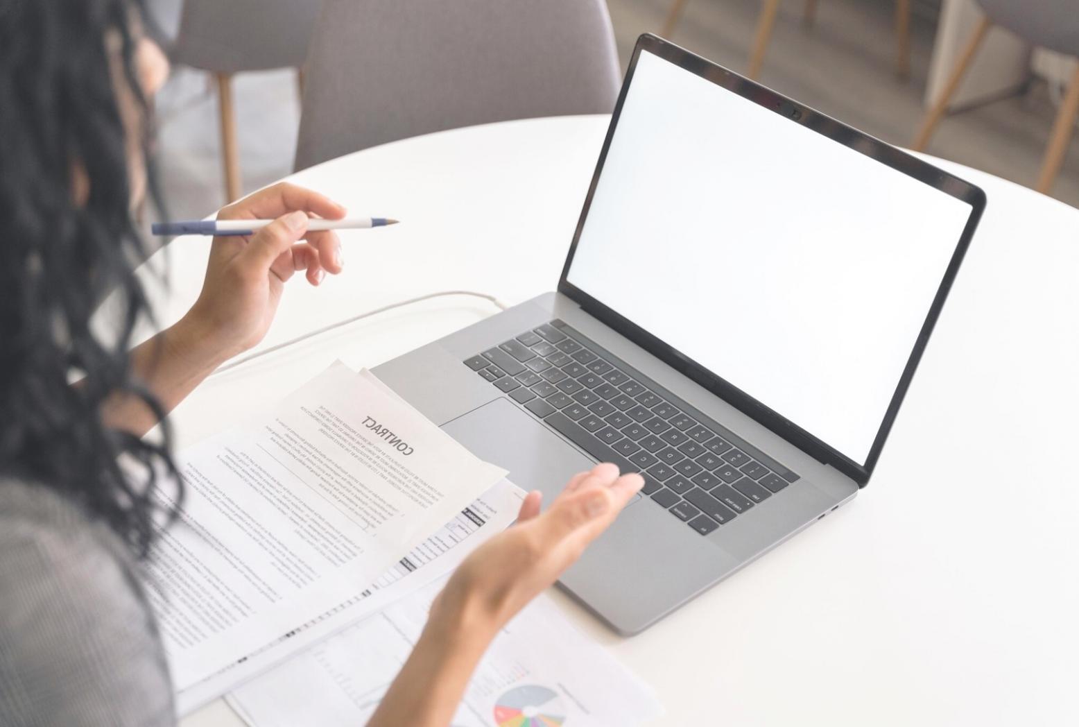 Moderne Lernumgebung mit Finanzmodellierungs-Workstations