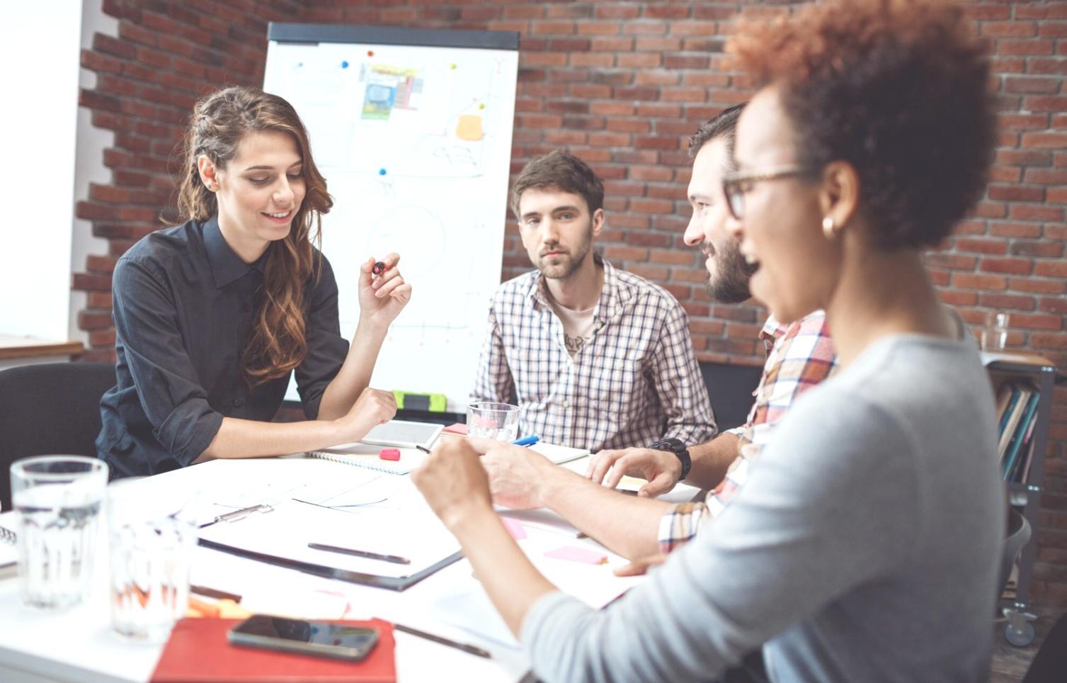 Finanzanalysten bei der Arbeit an komplexen Modellen